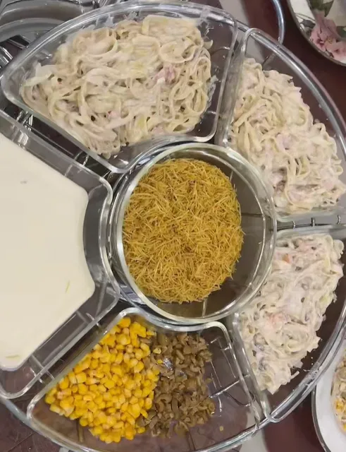 Mesa posta com réchaud na casa da Fernanda